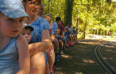 Fahrgäste auf Miniatur-Dampfeisenbahn | © Hohenloher Perlen
