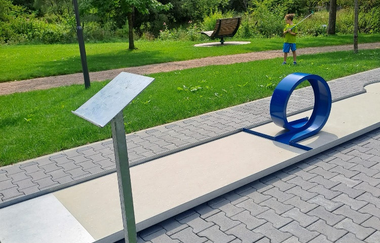 Teil der Minigolfanlage Hettigenbeuern inmitten eines Parks mit Wiese und Bäumen | © Touristikgemeinschaft Odenwald e.V.