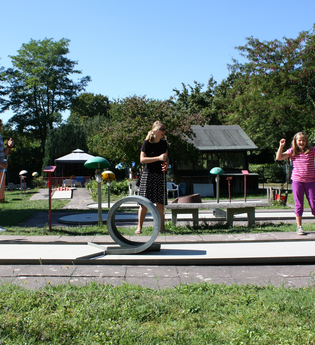 Familienspaß beim Minigolf | © Stadt Bad Wimpen
