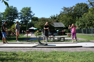 Familienspaß beim Minigolf | © Stadt Bad Wimpen