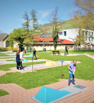 Kinder spielen an den Bahnen | © Touristikgemeinschaft Hohenlohe e. V. | hoyss & maurer