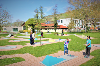 Kinder spielen an den Bahnen | © Touristikgemeinschaft Hohenlohe e. V. | hoyss & maurer