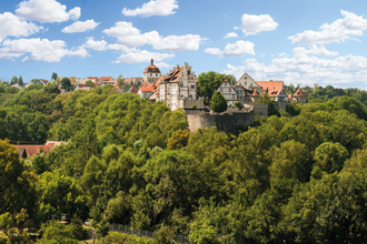 Fachwerkwerkhäuser von Vellberg thronen hoch über dem grünen Bühlertal | © Hohenlohe + Schwäbisch Hall Tourismus e. V.
