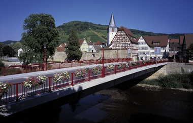 Die Brücke überspannt den Fluss Kocher zur romantischen Altstadt mit Kirche | © Touristikgemeinschaft Hohenlohe e. V. | Stadt Niedernhall