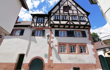 Ansicht des Hauses  die imposant in den Himmel aufragt. | © Stadt Weinheim - Jasmin Wolf