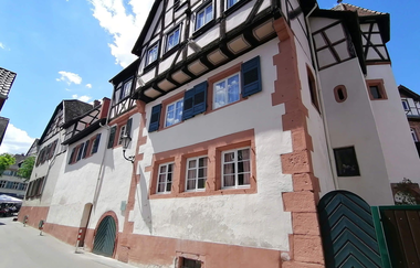 Gasse mit Fachwerkhaus und Marktplatz | © Stadt Weinheim - Jasmin Wolf