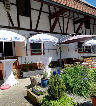 In Innenhof kann gefeiert werden | © Touristikgemeinschaft Hohenlohe e. V. |  Mostbesen Mulfingen