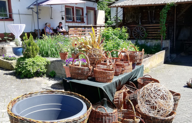 Vor dem Mostbesen stehen Flechtkörbe | © Touristikgemeinschaft Hohenlohe e. V. | Mostbesen Mulfingen