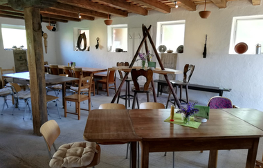 Im urigen Mostbesen stehen rustikale Möbel | © Touristikgemeinschaft Hohenlohe e. V. | Mostbesen Mulfingen