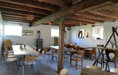 Der Innenraum hat ein offenes Gebälk | © Touristikgemeinschaft Hohenlohe e. V. | Mostbesen Mulfingen