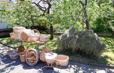 Geflochtene Körbe vor einem Heubock | © Touristikgemeinschaft Hohenlohe e. V. | Mostbesen Mulfingen