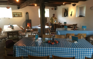 Der Vesperraum ist auf den mit blauweiß karierten Tischdecken dekoriert | © Touristikgemeinschaft Hohenlohe e. V. | Mostbesen Mulfingen