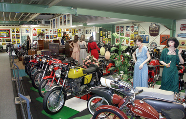 Im Museum stehen alte Motorräder und Schaufensterpuppen mit Kleidung aus vergangenen Zeiten | © Touristikgemeinschaft Hohenloher e. V. | Fa. Alfred Heyd GmbH & Co. KG