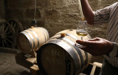 Eichenfässer und Destillatprobe | © Touristikgemeinschaft Hohenlohe e. V. | Brennerei Mozer