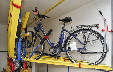 Blaues E-Bike steht gesichert in einem Fahrradanhänger | © Müller Reisen Massenbachhausen