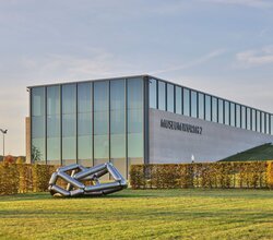 Außenansicht des Museumsgebäudes mit Skulpturen | © Touristikgemeinschaft Hohenlohe e. V. | Andi Schmid