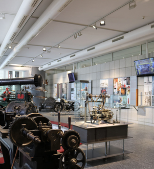 Im Raum stehen verschiedene Exponate, die sich um Schrauben und Gewinde drehen | © Touristikgemeinschaft Hohenlohe e. V. | Marion Schlund