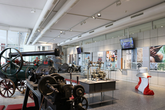 Im Raum stehen verschiedene Exponate, die sich um Schrauben und Gewinde drehen | © Touristikgemeinschaft Hohenlohe e. V. | Marion Schlund