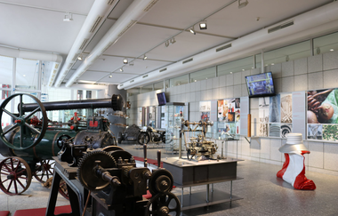 Im Raum stehen verschiedene Exponate, die sich um Schrauben und Gewinde drehen | © Touristikgemeinschaft Hohenlohe e. V. | Marion Schlund