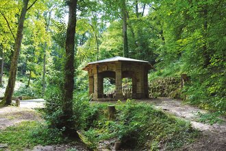 Steinpavillon am Wanderweg im Wald des Köpfertals
