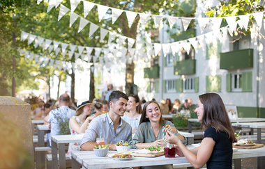 Eine Gruppe beim Essen auf der Heilbronner Neckarmeile | © Heilbronn Marketing GmbH/Fotoatelier M - Terzo Algeri