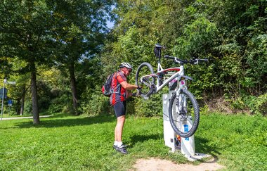 Kleine Reparaturen können an den RadSERVICE-Punkten direkt selbst vorgenommen werden. | © Touristikgemeinschaft HeilbronnerLand e. V.