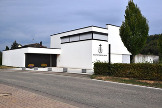 Neuapostolische Kirche mit moderner weißer Fassade | © Gemeinde Eschelbronn