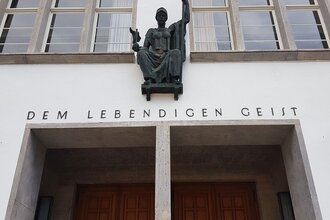 Eingangsbereich mit Schriftzug ,,Dem Lebendigen Geist" | © Heidelberg Marketing GmbH / Steffen Schmid