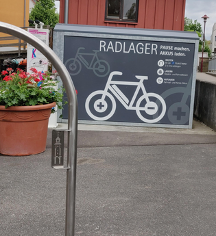 E-Bike Ladestation mit RadService-PUNKT Neuenstadt am Kocher - direkt am Kocher-Jagst-Radweg | © Touristikgemeinschaft HeilbronnerLand