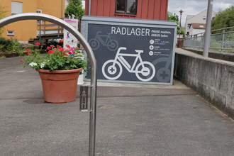 E-Bike Ladestation mit RadService-PUNKT Neuenstadt am Kocher - direkt am Kocher-Jagst-Radweg | © Touristikgemeinschaft HeilbronnerLand
