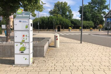 E-Bike-Ladestation am Lindenplatz | Neuenstadt am Kocher | © Stadtverwaltung Neuenstadt a. K.