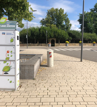 E-Bike-Ladestation am Lindenplatz | Neuenstadt am Kocher | © Stadtverwaltung Neuenstadt a. K.