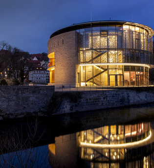 Das Neue Globe bei Nacht. Foto: Jürgen Weller | © Freilichtspiele Schwäbisch Hall, Jürgen Weller