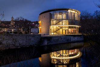 Das Neue Globe bei Nacht. Foto: Jürgen Weller | © Freilichtspiele Schwäbisch Hall, Jürgen Weller
