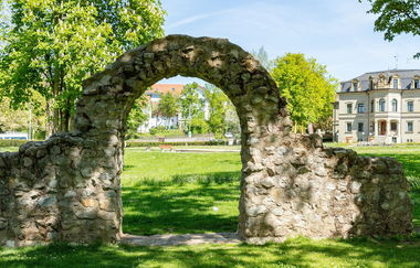 Neues Schloss und Ruinenmauer im Schlosspark | © Stadt Gaildorf