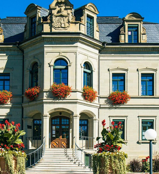 Neues Schloss in Gaildorf mit Blumen geschmückten Fenstern und moderner Architektur im Hintergrund. | © Stuttgart-Marketing GmbH, Sarah Schmid