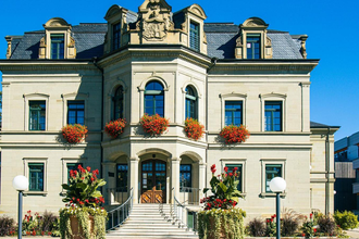 Neues Schloss in Gaildorf mit Blumen geschmückten Fenstern und moderner Architektur im Hintergrund. | © Stuttgart-Marketing GmbH, Sarah Schmid