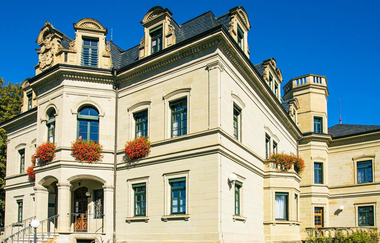 Neues Schloss in Gaildorf bei sonnigem Wetter mit blauen Himmel. | © Stuttgart-Marketing GmbH, Sarah Schmid