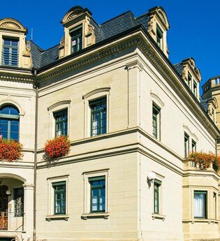 Neues Schloss in Gaildorf bei sonnigem Wetter mit blauen Himmel. | © Stuttgart-Marketing GmbH, Sarah Schmid