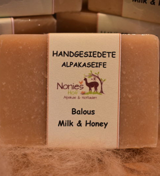 Alpakaseife mit Banderole des Hofladens | © Unbekannt