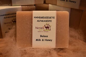 Alpakaseife mit Banderole des Hofladens | © Unbekannt