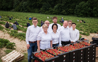 Die Familie steht vor großen Erdbeerboxen | © Touristikgemeinschaft Hohenlohe e. V. | Direktvermarktung Heinrich & Lösch GbR