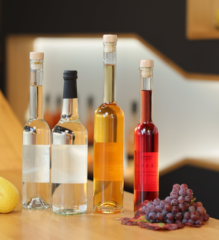 Obst und Destillate auf einem Tresen | © Touristikgemeinschaft Hohenlohe e.V. | Andi Schmid