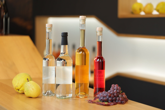 Obst und Destillate auf einem Tresen | © Touristikgemeinschaft Hohenlohe e.V. | Andi Schmid