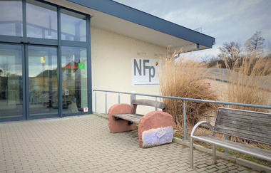 Eingang des Gastronomiebtreibs Ochsen 2 mit Außenbeschriftung des Restaurants.