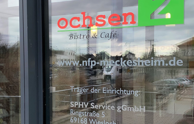 Informationen zum Gastronomiebetrieb an der Eingangstür.