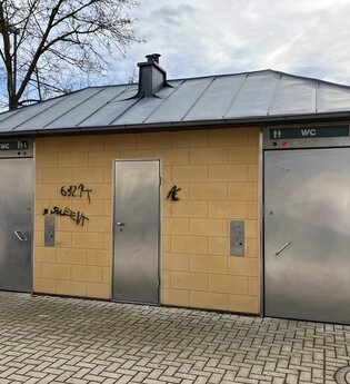 Gelbes Toilettenhäuschen