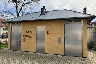 Gelbes Toilettenhäuschen