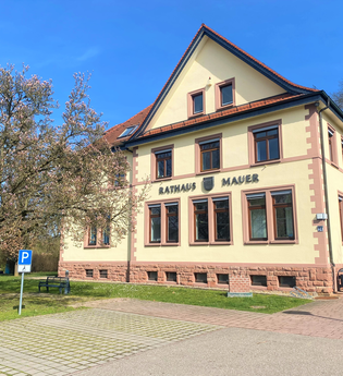 Vorderansicht des Rathauses in Mauer