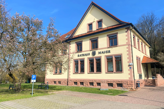 Vorderansicht des Rathauses in Mauer